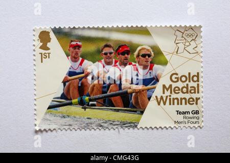 UK Dimanche 5 août 2012. Stamp à l'honneur médaille d'équipe gagnante GO Rowing Men's 4 événement - Andrew Triggs Hodge, Pete Reed, Tom James et Alex Gregory. Timbre acheté et collé sur white à envoyer à supporter olympique. Banque D'Images