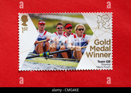 UK Dimanche 5 août 2012. Stamp à l'honneur médaille d'équipe gagnante GO Rowing Men's 4 événement - Andrew Triggs Hodge, Pete Reed, Tom James et Alex Gregory. Timbre acheté et collé sur l'enveloppe rouge à envoyer à supporter olympique. Banque D'Images