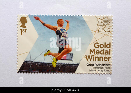 UK Dimanche 5 août 2012. Timbre pour l'honneur d'or Greg Rutherford dans le champ d'athlétisme Saut en longueur hommes événement. Timbre acheté et collé sur white à envoyer à supporter olympique. Banque D'Images