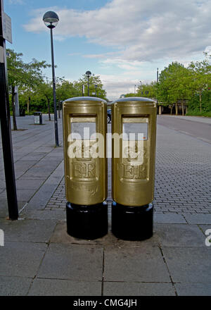 Milton Keynes 5/08/12 Silbury Boulevard deux boîtes d'or peint en l'honneur de Greg Rutherford pour gagner Olmpic or au saut. Banque D'Images