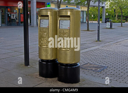 Milton Keynes 5/08/12 Silbury Boulevard deux boîtes d'or peint en l'honneur de Greg Rutherford Banque D'Images