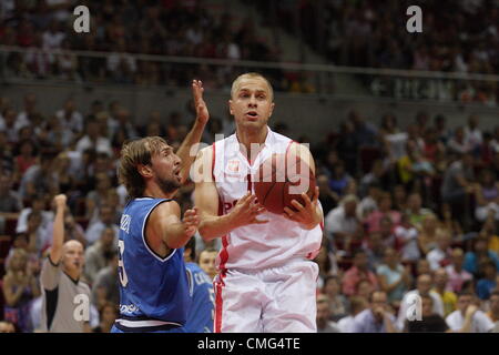 Sopot, Pologne 5ème, août 2012 Panier Tasse à Sopot International ERGO Arena Sports Hall à Sopot. Lukasz Koszarek (15) en action au cours de la Pologne contre l'Italie jeu. Banque D'Images