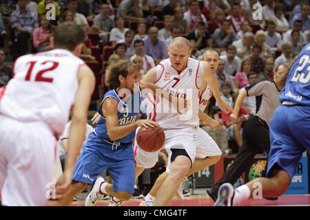 Sopot, Pologne 5ème, août 2012 Panier Tasse à Sopot International ERGO Arena Sports Hall à Sopot. Giuseppe Poeta (9) en action contre Damian Kulig (7) au cours de la Pologne contre l'Italie jeu. Banque D'Images