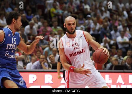 Sopot, Pologne 5ème, août 2012 Panier Tasse à Sopot International ERGO Arena Sports Hall à Sopot. Marcin Gortat 13 en action au cours de la Pologne contre l'Italie jeu. Banque D'Images