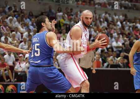 Sopot, Pologne 5ème, août 2012 Panier Tasse à Sopot International ERGO Arena Sports Hall à Sopot. Marcin Gortat (13) en action Angelo Gigli (15) au cours de la Pologne contre l'Italie jeu. Banque D'Images