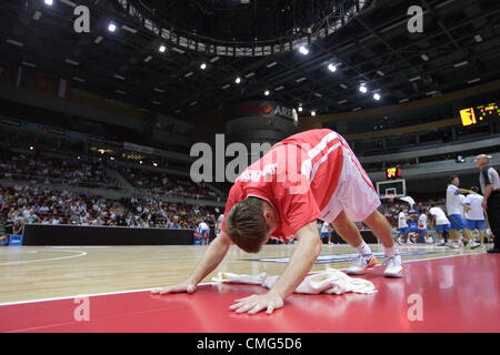 Sopot, Pologne 5ème, août 2012 Panier Tasse à Sopot International ERGO Arena Sports Hall à Sopot. Joueur de l'équipe polonaise Robert Skibniewski se réchauffe-up avant le match contre l'Italie Pologne Banque D'Images