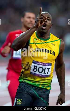 05.08.2012 Stratford, en Angleterre. Jamaicas Usain Bolt (JAM) remporte la finale du 100 m hommes avant de Jamaicas YOHAN BLAKE (JAM) en deuxième et Amériques Justin Gatlin (USA) en troisième au cours de l'athlétisme au jour 9 des Jeux Olympiques de 2012 à Londres au Stade Olympique. Ecorded vis un nouveau temps record de 9,63. Banque D'Images