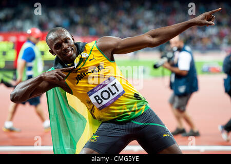 05.08.2012 Stratford, en Angleterre. Jamaicas Usain Bolt (JAM) remporte la finale du 100 m hommes avant de Jamaicas YOHAN BLAKE (JAM) en deuxième et Amériques Justin Gatlin (USA) en troisième au cours de l'athlétisme au jour 9 des Jeux Olympiques de 2012 à Londres au Stade Olympique. Ecorded vis un nouveau temps record de 9,63. Banque D'Images