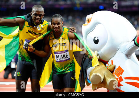 05.08.2012 Stratford, en Angleterre. Jamaicas Usain Bolt (JAM) remporte la finale du 100 m hommes avant de Jamaicas YOHAN BLAKE (JAM) en deuxième et Amériques Justin Gatlin (USA) en troisième au cours de l'athlétisme au jour 9 des Jeux Olympiques de 2012 à Londres au Stade Olympique. Ecorded vis un nouveau temps record de 9,63. Banque D'Images