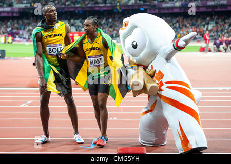 05.08.2012 Stratford, en Angleterre. Jamaicas Usain Bolt (JAM) remporte la finale du 100 m hommes avant de Jamaicas YOHAN BLAKE (JAM) en deuxième et Amériques Justin Gatlin (USA) en troisième au cours de l'athlétisme au jour 9 des Jeux Olympiques de 2012 à Londres au Stade Olympique. Ecorded vis un nouveau temps record de 9,63. Banque D'Images