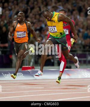 Le 5 août, 2012 - Londres, Angleterre, Royaume-Uni - Usain Bolt (JAM) remporte la médaille d'or dans l'épreuve du 100m avec un temps de 9,63 dans les Jeux Olympiques de Londres en 2012 au Stade Olympique d'août 05,2012 à Londres, Royaume-Uni. Il remporte sa deuxième médaille d'or dans l'événement. Justin Gatlin (USA) a remporté une médaille de bronze. (Crédit Image : © Paul Kitagaki Jr./ZUMAPRESS.com) Banque D'Images