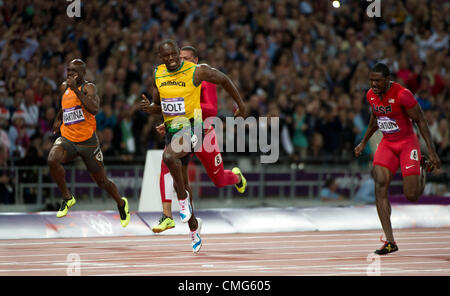 Le 5 août, 2012 - Londres, Angleterre, Royaume-Uni - Usain Bolt (JAM) remporte la médaille d'or dans l'épreuve du 100m avec un temps de 9,63 dans les Jeux Olympiques de Londres en 2012 au Stade Olympique d'août 05,2012 à Londres, Royaume-Uni. Il remporte sa deuxième médaille d'or dans l'événement. Justin Gatlin (USA) a remporté une médaille de bronze. (Crédit Image : © Paul Kitagaki Jr./ZUMAPRESS.com) Banque D'Images