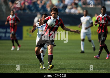 04.08.2012. Le Massachusetts, USA. L'AC Milan's Francesco Acerbi (13) contrôle la balle. CD Olimpia Milan AC a joué au Stade Gillette à Foxborough, Massachusetts le 4 août 2012. Banque D'Images