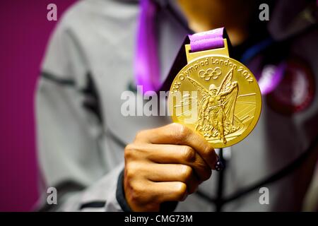 Le 6 août 2012 - London, England, United Kingdom - après une conférence de presse, athlète américain Sanya Richards-ROSS pose avec sa médaille d'or de 400 mètres au cours de l'été 2012 Jeux Olympiques de Londres. (Crédit Image : © Mark Makela/ZUMAPRESS.com) Banque D'Images