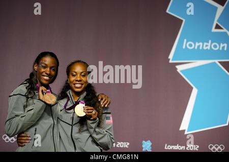 Le 6 août 2012 - London, England, United Kingdom - après une conférence de presse les sprinters américains Sanya Richards-ROSS pose avec sa médaille d'or de 400 mètres et DEEDEE TROTTER avec sa médaille de bronze lors des Jeux Olympiques de Londres de 2012. (Crédit Image : © Mark Makela/ZUMAPRESS.com) Banque D'Images