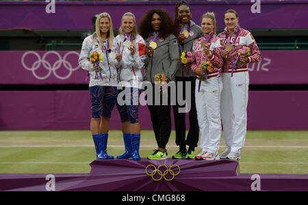 Les médaillés du double dames de gauche à droite : Andrea Hlavackova et Lucie Hradecka de la République tchèque, de l'United States' Serena Williams avec son partenaire et sa sœur Venus Williams et Maria Kirilenko et Nadia Petrova de Russie posent avec leurs médailles à l'All England Lawn Tennis Club, à Wimbledon, Londres, Grande-Bretagne au Jeux Olympiques d'été de 2012, le dimanche, 5 août 2012. (Photo/CTK Michal Kamaryt) Banque D'Images