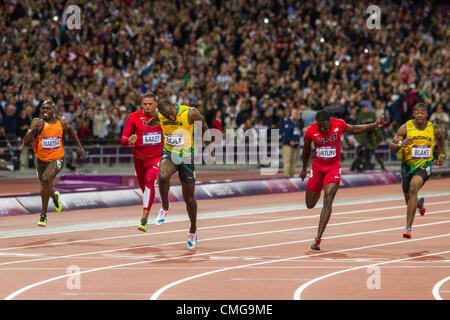 Usain Bolt (JAM) gagner le 100 m finale avec l'argent YOHAN BLAKE (JAM) et bronze Justin Gatlin (USA) aux Jeux Olympiques d'été, Londres 2012 Banque D'Images