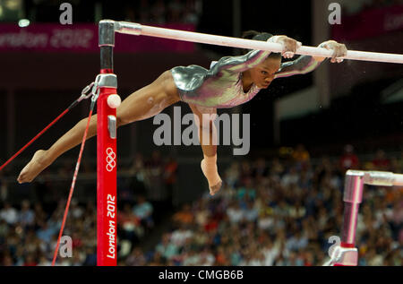 Le 6 août 2012 - Londres, Angleterre, Royaume-Uni - Gabrielle Douglas(USA) effectue dans le Women's barres asymétriques gymnastique artistique et terminé 8e dans les Jeux Olympiques de Londres en 2012 à la North Greenwich Arena sur août 06,2012 à Londres, Royaume-Uni. (Crédit Image : © Paul Kitagaki Jr./ZUMAPRESS.com) Banque D'Images