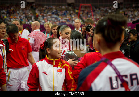 Le 6 août 2012 - Londres, Angleterre, Royaume-Uni - Gabrielle Douglas (USA) hugs médaillé d'Aliya Mustafina (RUS) après la conclusion de la féministe barres asymétriques Gymnastique artistique dans les Jeux Olympiques de Londres en 2012 à la North Greenwich Arena sur août 06,2012 à Londres, Royaume-Uni. (Crédit Image : © Paul Kitagaki Jr./ZUMAPRESS.com) Banque D'Images