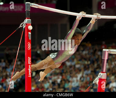 Le 6 août 2012 - Londres, Angleterre, Royaume-Uni - Gabrielle Douglas(USA) effectue dans le Women's barres asymétriques gymnastique artistique et terminé 8e dans les Jeux Olympiques de Londres en 2012 à la North Greenwich Arena sur août 06,2012 à Londres, Royaume-Uni. (Crédit Image : © Paul Kitagaki Jr./ZUMAPRESS.com) Banque D'Images