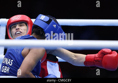 06.08.2012. Londres en Angleterre. Katie Taylor de l'Irlande (rouge) est en concurrence avec Natasha Jonas de la Grande-Bretagne au cours de match quart de la lumière de la femme (60kg) à l'événement de boxe pour les Jeux Olympiques de 2012 à Londres, Londres, Angleterre, le 6 août 2012. Katie Taylor a remporté le match 26-15. Banque D'Images