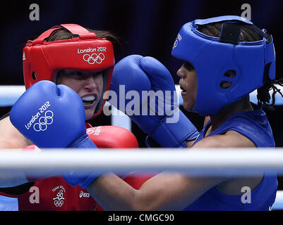 06.08.2012. Londres en Angleterre. Katie Taylor de l'Irlande (rouge) est en concurrence avec Natasha Jonas de la Grande-Bretagne au cours de match quart de la lumière de la femme (60kg) à l'événement de boxe pour les Jeux Olympiques de 2012 à Londres, Londres, Angleterre, le 6 août 2012. Katie Taylor a remporté le match 26-15. Banque D'Images