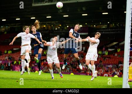 06.08.2012 Manchester, Angleterre. United States Team USA l'avant Alex Morgan marque le but gagnant de dernière minute lors de la demi-finale de la femme de l'équipe match entre les USA et le Canada à Old Trafford. USA a reçu une blessure fin fois gagnant d'aller jusqu'à la médaille d'or par la marque de 4-3. Banque D'Images