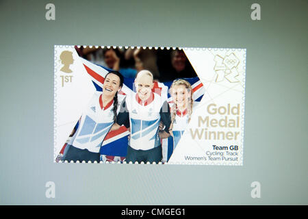 7 août 2012, Londres 2012. Édition spéciale de timbres commémoratifs Laura Trott, Joanna Rowsell et Dane King qui a remporté la médaille d'or dans l'équipe féminine de cyclisme sur piste poursuite. Banque D'Images