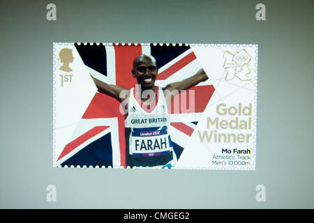 7 août 2012, Londres 2012. Édition spéciale de timbres commémoratifs Mo Farrah qui a remporté la médaille d'or dans l'épreuve du 10 000m Piste d'athlétisme. Banque D'Images