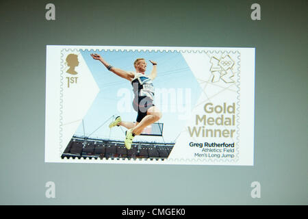 7 août 2012, Londres 2012. Édition spéciale de timbres commémoratifs Greg Rutherford qui a remporté la médaille d'or dans l'épreuve du saut en longueur dans la piste d'athlétisme. Banque D'Images