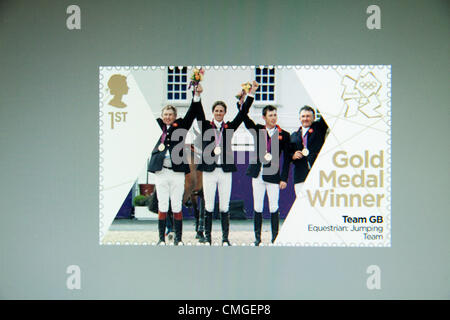 7 août 2012, Londres 2012. Timbre commémoratif édition spéciale de l'équipe Go Equestrian Jumping Gold Medals Banque D'Images