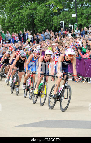 7e août 2012. Hyde Park Corner, London, UK. 7 août 2012. Les cyclistes de plomb dans le stade du cycle. Le men's triathlon se déroule à travers et autour de Hyde Park. Crédit : Matthieu Chattle / Alamy Live News Banque D'Images