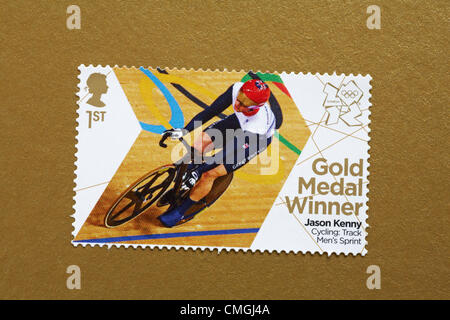 UK Mardi 7 août 2012. Stamp médaillé d'honneur de Jason Kenny dans le cyclisme sur piste : Men's événement sprint. Timbre acheté et collé sur l'or olympique à envoyer à supporter. Credit : Carolyn Jenkins / Alamy Live News Banque D'Images