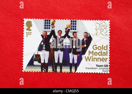 UK Mardi 7 août 2012. Stamp pour honorer les récipiendaires de la médaille d'or GO Équipe Equestrian Jumping par équipe. Timbre acheté et collé sur l'enveloppe rouge à envoyer à supporter olympique. Credit : Carolyn Jenkins / Alamy Live News Banque D'Images