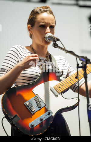 SIBENIK, CROATIE, 8/7/12. Anna Calvi en prestation au Festival de musique Terraneo en Sibenik, Croatie. Banque D'Images