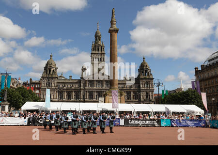 George Square, centre-ville de Glasgow, Écosse, Royaume-Uni, mardi, 7 août 2012. Dartmouth et District Pipe Band, de Halifax, en Nouvelle-Écosse, au Canada, se sont performances à l'événement Piping Live Banque D'Images