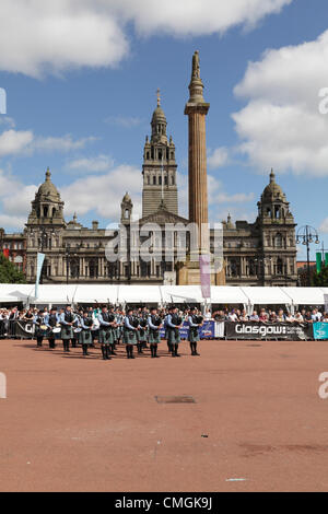 George Square, centre-ville de Glasgow, Écosse, Royaume-Uni, mardi, 7 août 2012. Dartmouth et District Pipe Band, de Halifax, en Nouvelle-Écosse, au Canada, se sont performances à l'événement Piping Live Banque D'Images