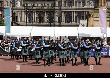 George Square, centre-ville de Glasgow, Écosse, Royaume-Uni, mardi, 7 août 2012. Dartmouth et District Pipe Band, de Halifax, en Nouvelle-Écosse, au Canada, se sont performances à l'événement Piping Live Banque D'Images