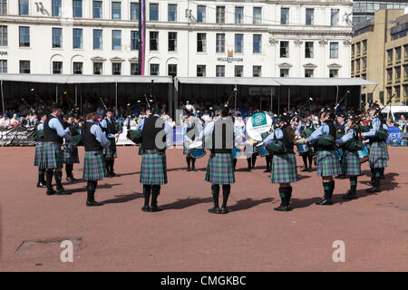 George Square, centre-ville de Glasgow, Écosse, Royaume-Uni, mardi, 7 août 2012. Dartmouth et District Pipe Band, de Halifax, en Nouvelle-Écosse, au Canada, se sont performances à l'événement Piping Live Banque D'Images