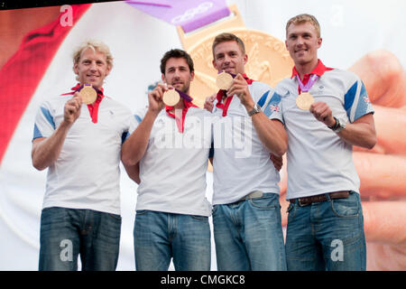 7e août 2012. Londres, Royaume-Uni. 07/08/12. Go équipe équipe d'aviron Hommes (fours), (de gauche à droite) Andrew Triggs-Hodge, Tom James, Peter Reed et Alex Gregory montrer leurs hommes d'or médailles d'or à BT London Live à Hyde Park. Banque D'Images