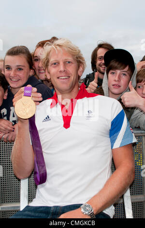 7e août 2012. Londres, Royaume-Uni. 07/08/12. Go équipe équipe d'aviron Hommes (fours), Andrew Triggs-Hodge montre sa médaille d'or au BT London Live à Hyde Park Banque D'Images