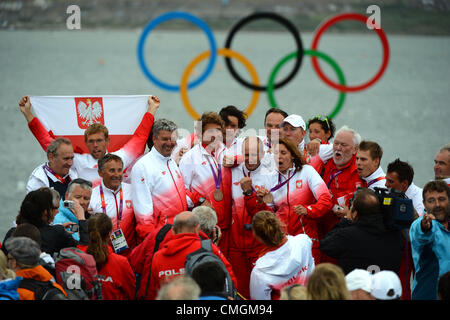 La voile olympique, action pendant les Jeux Olympiques de 2012 à Londres au lieu de Weymouth et Portland, Dorset, Angleterre, Royaume-Uni. L'équipe de Pologne à célébrer la cérémonie de remise des médailles 7 Août, 2012 PHOTO : SERVICE DE PRESSE DE DORSET Banque D'Images