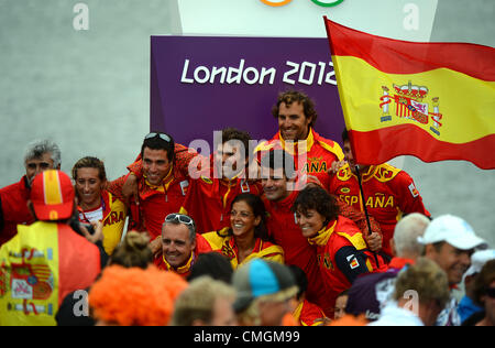 La voile olympique, action pendant les Jeux Olympiques de 2012 à Londres au lieu de Weymouth et Portland, Dorset, Angleterre, Royaume-Uni. L'équipe de l'Espagne à célébrer la cérémonie de remise des médailles 7 Août, 2012 PHOTO : SERVICE DE PRESSE DE DORSET Banque D'Images