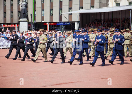 La musique militaire de la Marine australienne marche, dans le cadre de leur performance à George Square, Glasgow. Banque D'Images