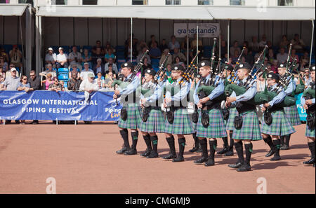 Cornemuseurs de Dartmouth et de District Pipe Band de la Nouvelle-Écosse Canada. L'exécution de George Square à Glasgow dans le cadre de la tuyauterie Live !, Glasgow's International Piping Festival. L'Écosse, Royaume-Uni Banque D'Images