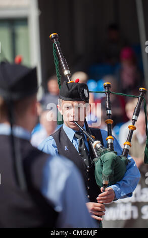 Piper de Dartmouth et de District Pipe Band de la Nouvelle-Écosse au Canada, dans la région de George Square, au centre de Glasgow dans le cadre de la tuyauterie Live !, Glasgow's International Piping Festival le 7 août 2012. Banque D'Images