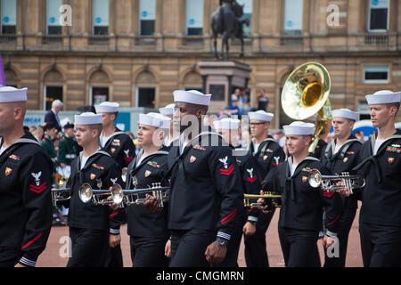 Les musiciens de l'US Naval Forces Europe marching band lors d'une performance, à George Square, Glasgow, Ecosse, dans le cadre de la tuyauterie Live !, Glasgow's International Piping Festival. Banque D'Images