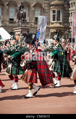Massed Pipes and Drums de divers régiments d'effectuer à George Square, Glasgow, dans le cadre du Live ! Festival, Festival International de Glasgow Piping. Banque D'Images