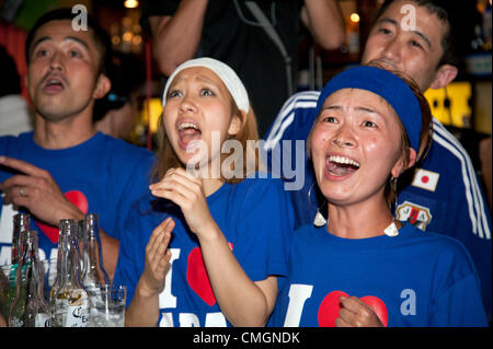 07 août 2012, Tokyo, Japon - Japonais fans regarder les Jeux Olympiques de Londres en demi-finale match de football entre le Mexique et le Japon à Roppongi, Tokyo. Le Mexique a battu le Japon (3-1) en demi finale. Les deux équipes ont fait face à une seule fois auparavant dans l'histoire de Jeux olympiques, au Mexique en 1968. Banque D'Images