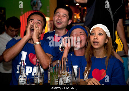 07 août 2012, Tokyo, Japon - Japonais fans regarder les Jeux Olympiques de Londres en demi-finale match de football entre le Mexique et le Japon à Roppongi, Tokyo. Le Mexique a battu le Japon (3-1) en demi finale. Les deux équipes ont fait face à une seule fois auparavant dans l'histoire de Jeux olympiques, au Mexique en 1968. Banque D'Images